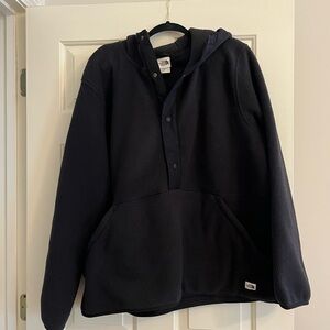 The North Face man’s XXL fleece pull over in black.